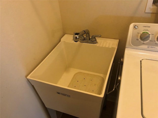 laundry area with washer / clothes dryer and sink