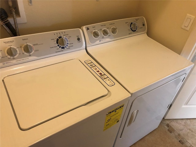 washroom featuring independent washer and dryer and light tile patterned flooring