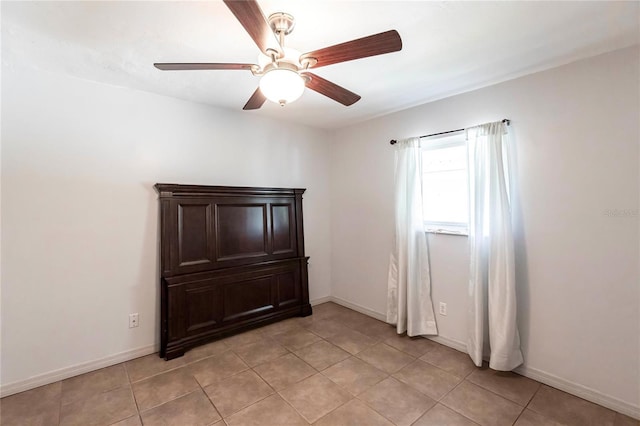 unfurnished room featuring light tile patterned flooring and ceiling fan