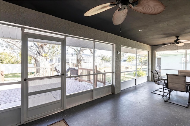 sunroom with ceiling fan