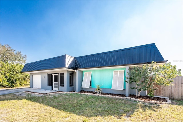 view of front of property featuring a garage and a front yard