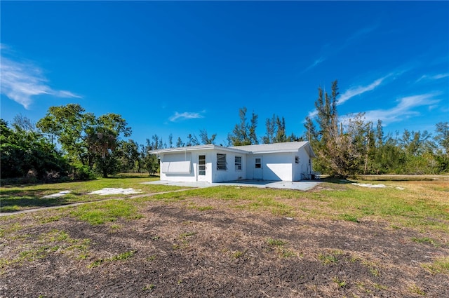 single story home with a front lawn