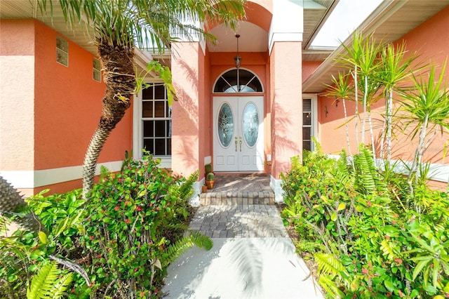 view of exterior entry with stucco siding