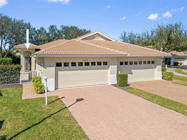 view of front facade featuring a garage