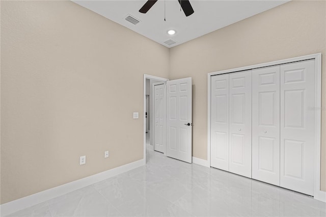 unfurnished bedroom featuring ceiling fan and a closet