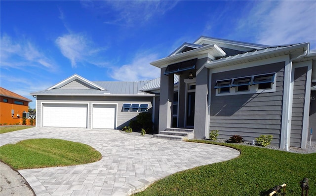 view of front facade featuring a garage and a front yard