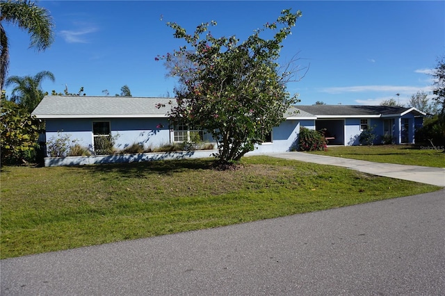 ranch-style home featuring a front lawn