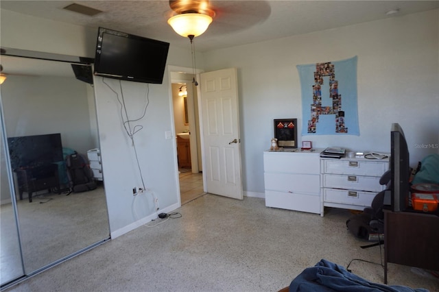 unfurnished bedroom with ceiling fan and a closet