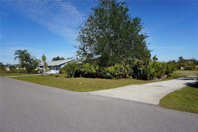 view of front of house featuring a front yard