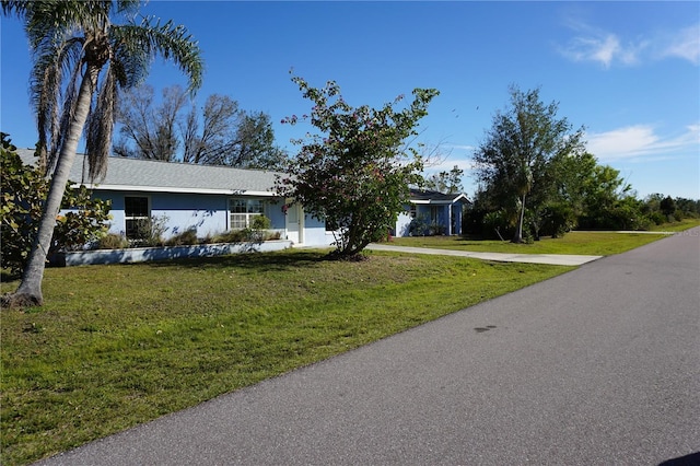 view of front of property featuring a front lawn