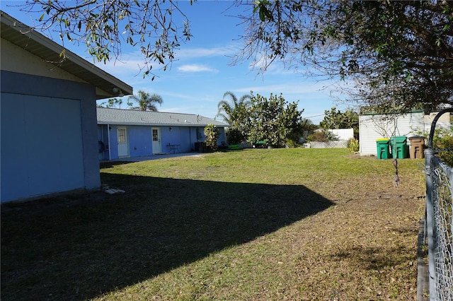 view of yard featuring a storage shed