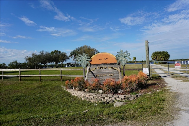 community sign with a lawn