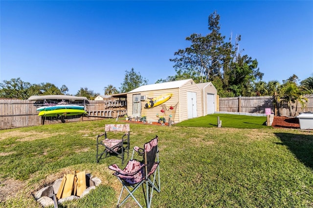 view of yard featuring a storage shed