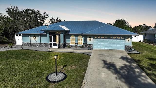 view of front facade featuring a garage and a yard