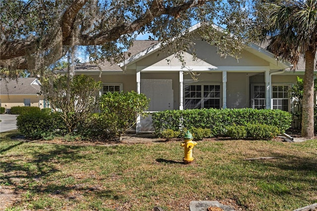 view of front facade featuring a front lawn