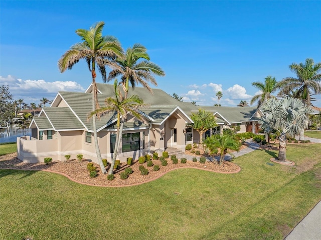 view of front of property featuring a front yard