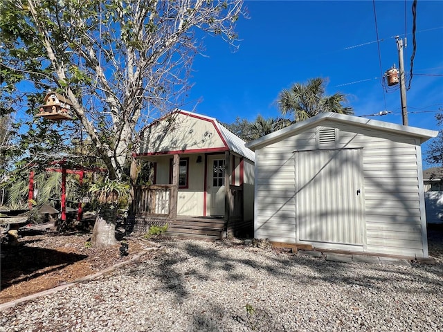 view of front of home featuring a storage shed