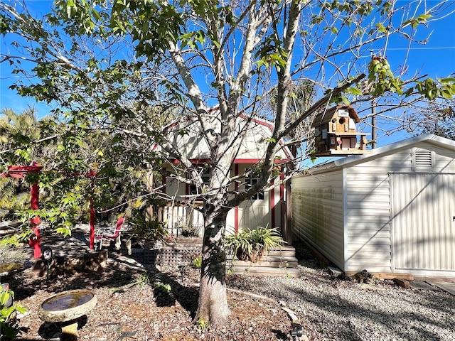 view of yard featuring a storage shed