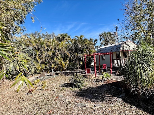 view of yard with an outbuilding