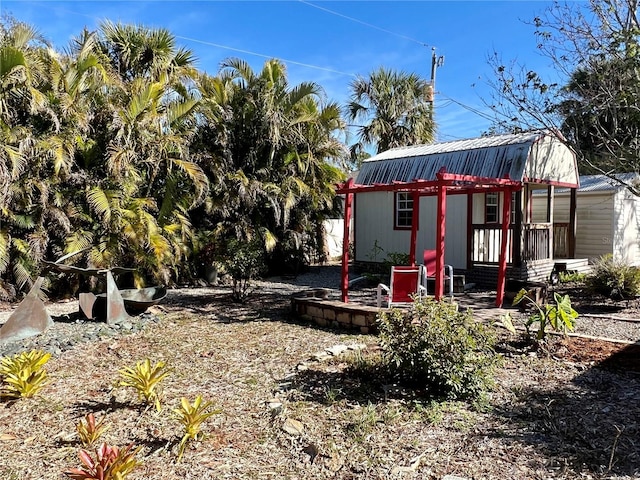 view of yard with an outdoor structure