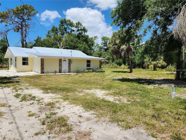 view of front of house with a front lawn