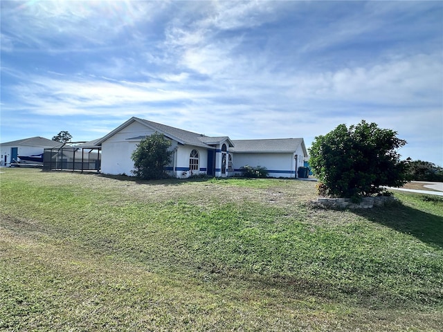 view of front of property featuring a lanai and a front yard