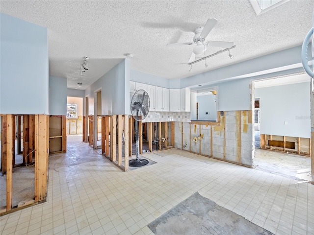 unfurnished room featuring a textured ceiling and ceiling fan