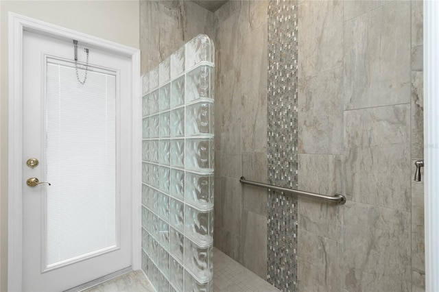 bathroom featuring a tile shower