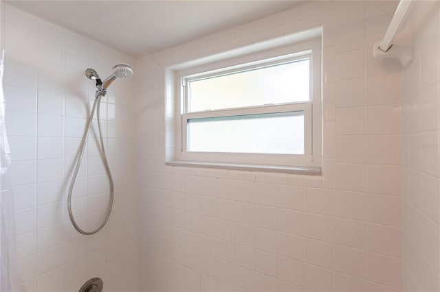 bathroom with tiled shower / bath