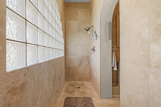 bathroom featuring tiled shower