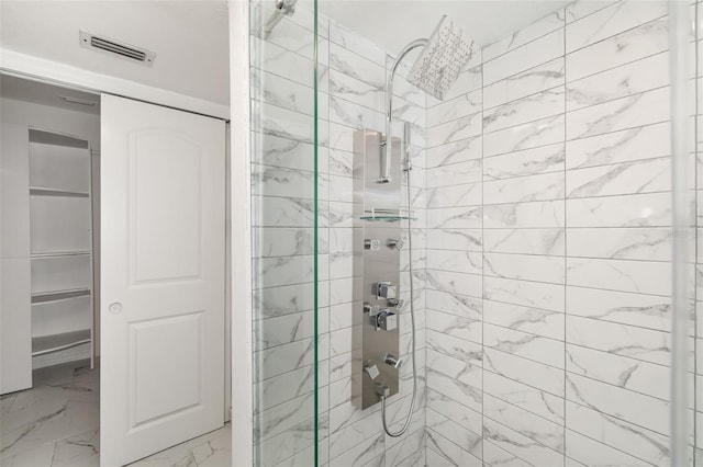 bathroom featuring a tile shower