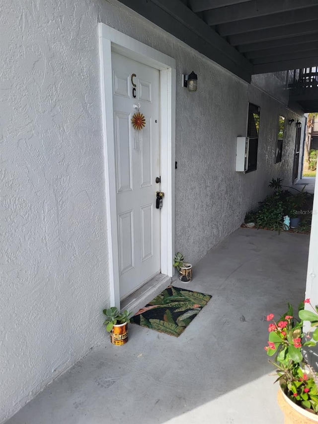 property entrance featuring stucco siding