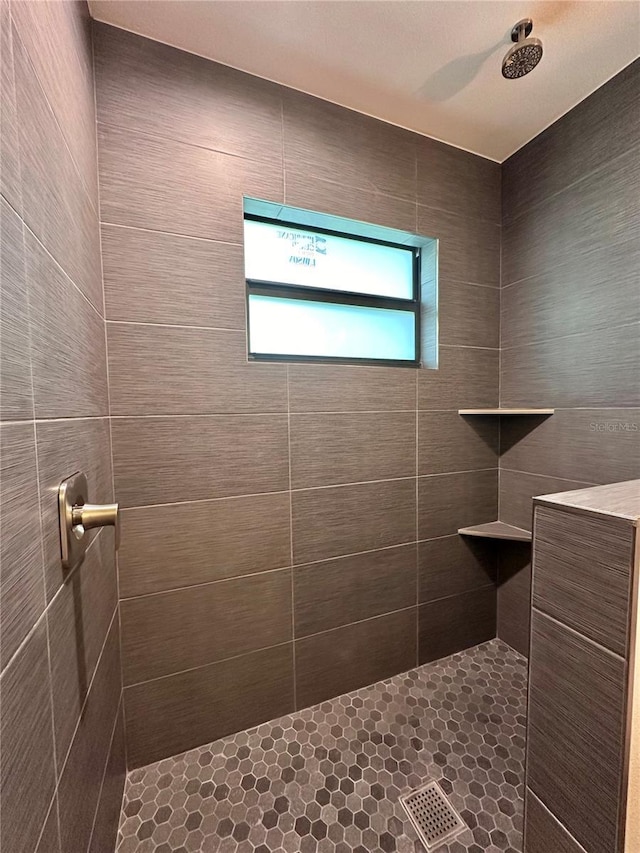 bathroom featuring a tile shower