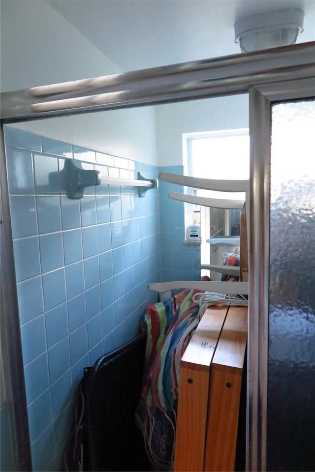 bathroom featuring tile walls