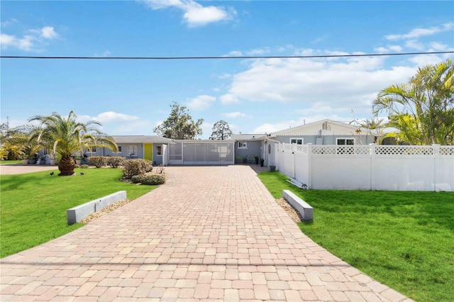 ranch-style house featuring a front lawn