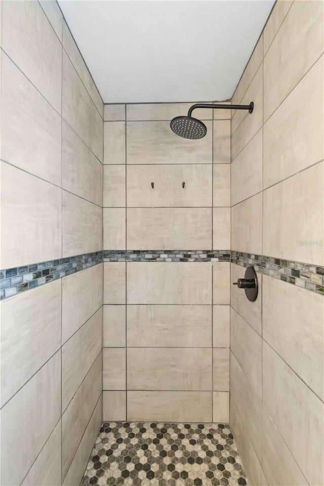 bathroom featuring tiled shower