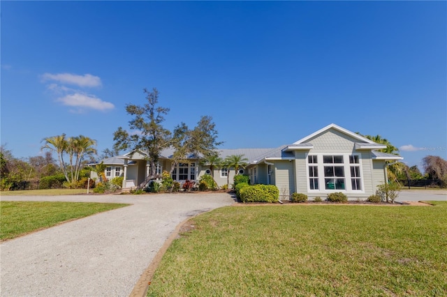 ranch-style home featuring a front lawn