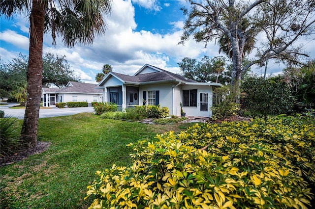 ranch-style house featuring a front yard