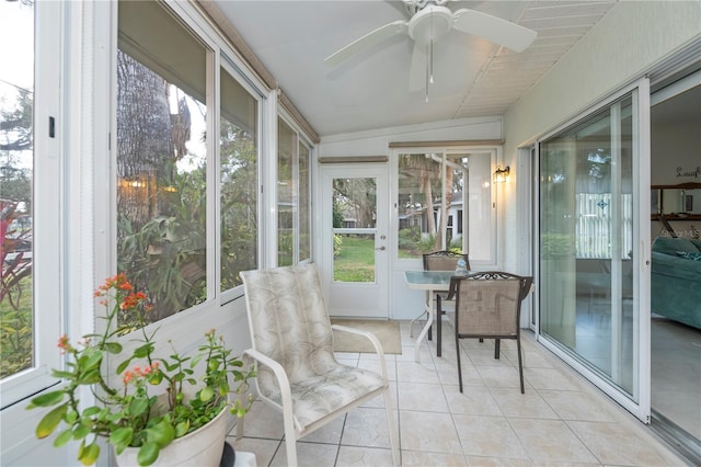 sunroom with ceiling fan