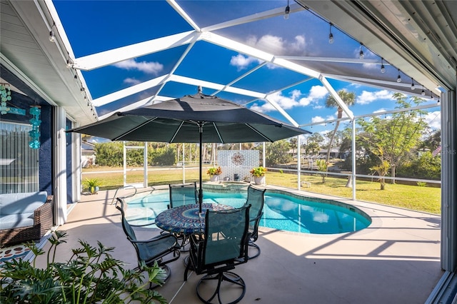 view of swimming pool featuring a yard, a pool with connected hot tub, a lanai, and a patio