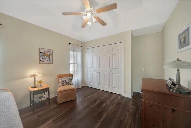 sitting room with dark wood-type flooring and ceiling fan