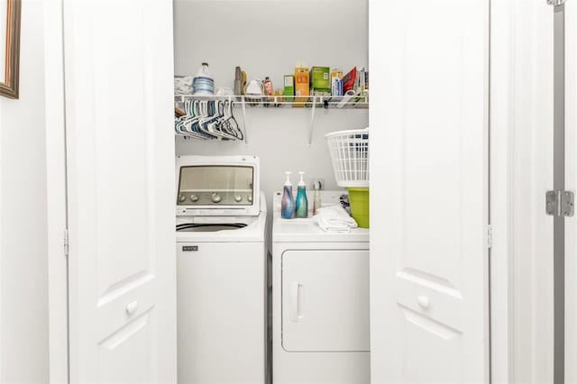 washroom featuring washing machine and clothes dryer