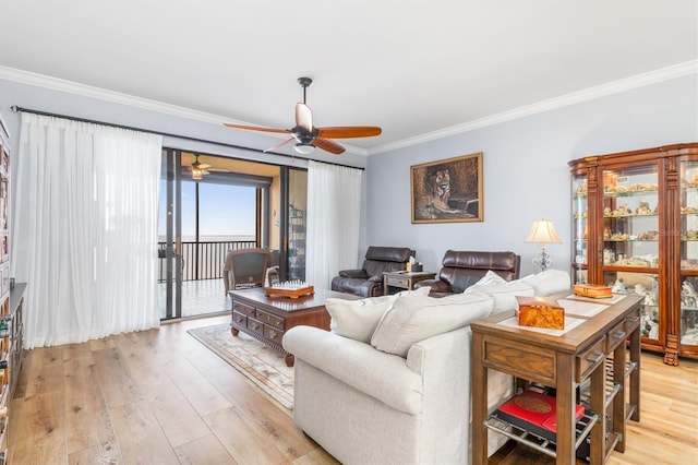 living room featuring crown molding, light hardwood / wood-style flooring, and ceiling fan