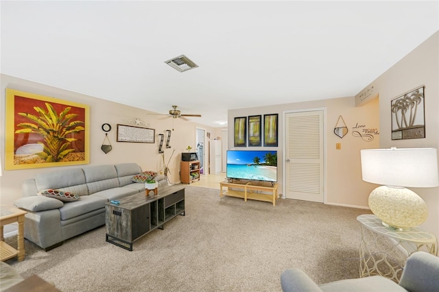 carpeted living room featuring ceiling fan