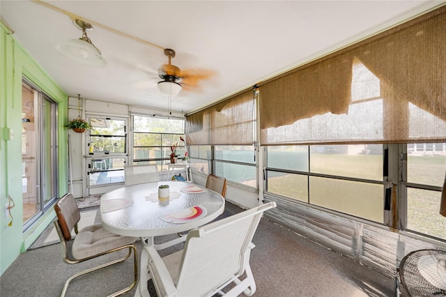 sunroom with ceiling fan