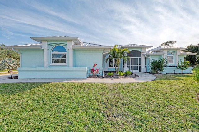 view of front facade featuring a front yard