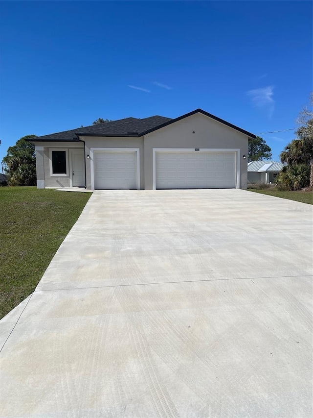 view of front facade with a garage and a front yard