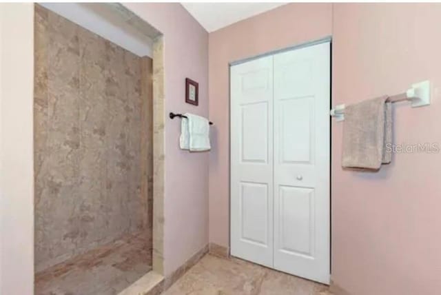 bathroom featuring tiled shower