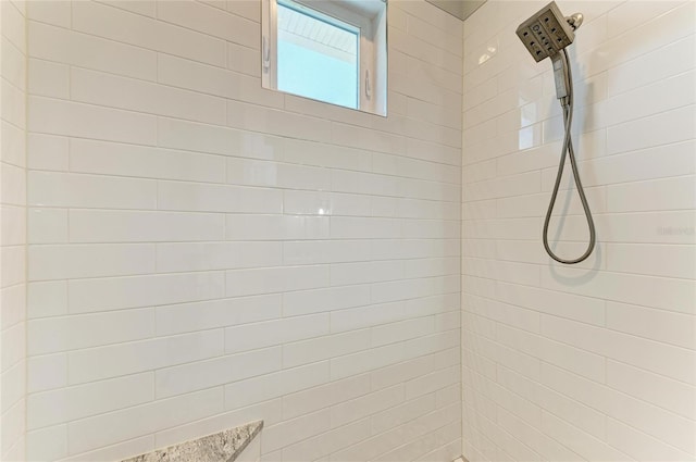 bathroom featuring a tile shower