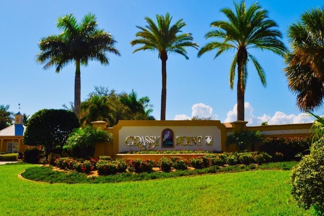 community / neighborhood sign featuring a lawn